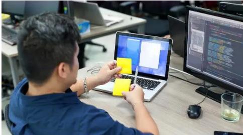 小伙拒绝华为996工作制度，跳槽阿里，才工作一天，让人很意外