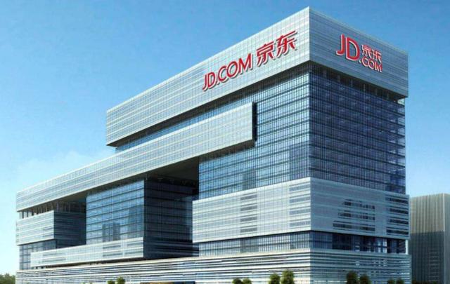 在这方面，刘强东比马云看得远，曾经不被看好的京东业务终于逆袭
