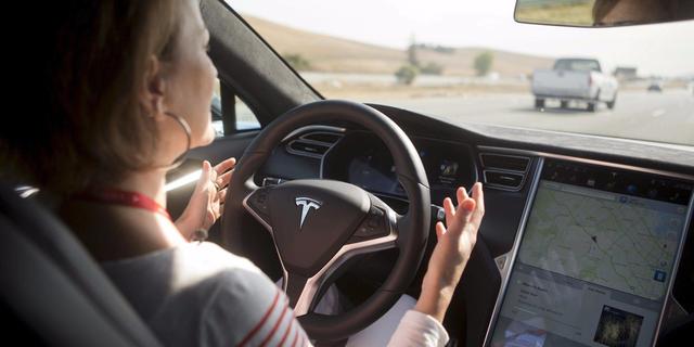 在「电动」与「智能」之间，新一代汽车到底该拼什么？