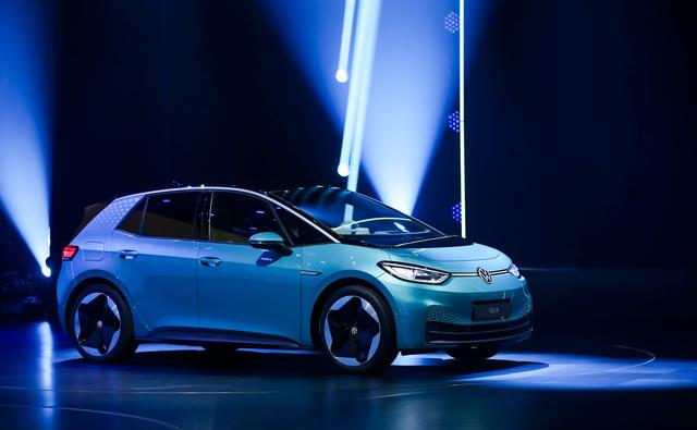 在「电动」与「智能」之间，新一代汽车到底该拼什么？