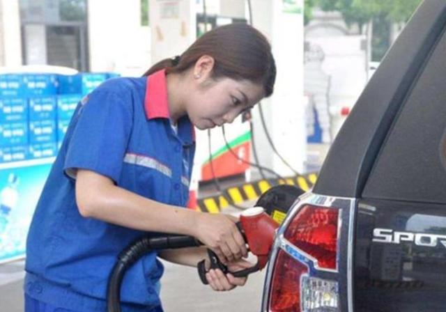 加油站员工月薪只有2000，为啥不少人干了10年还不辞职？够花吗？