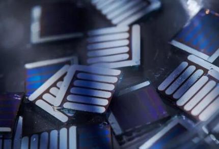 新型有机电池，可回收，充电快，提高续航里程可达700公里！