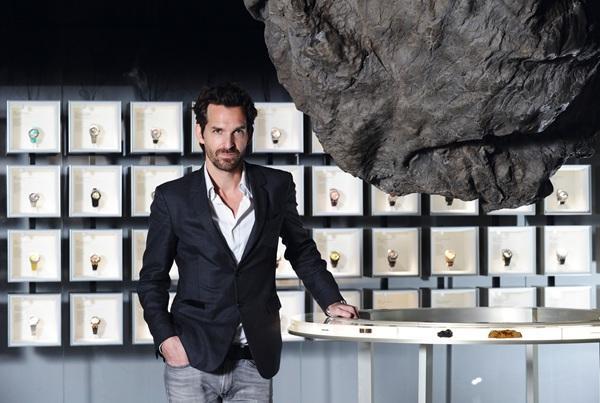 华为为何逐步放弃菊花标志，而大面积使用"HUAWEI"？