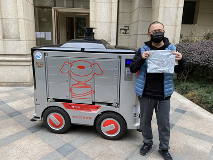 5G无人配送车成都完成第一单快递投送