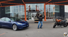 Model 3与哈雷电动摩托赛车：特斯拉输了