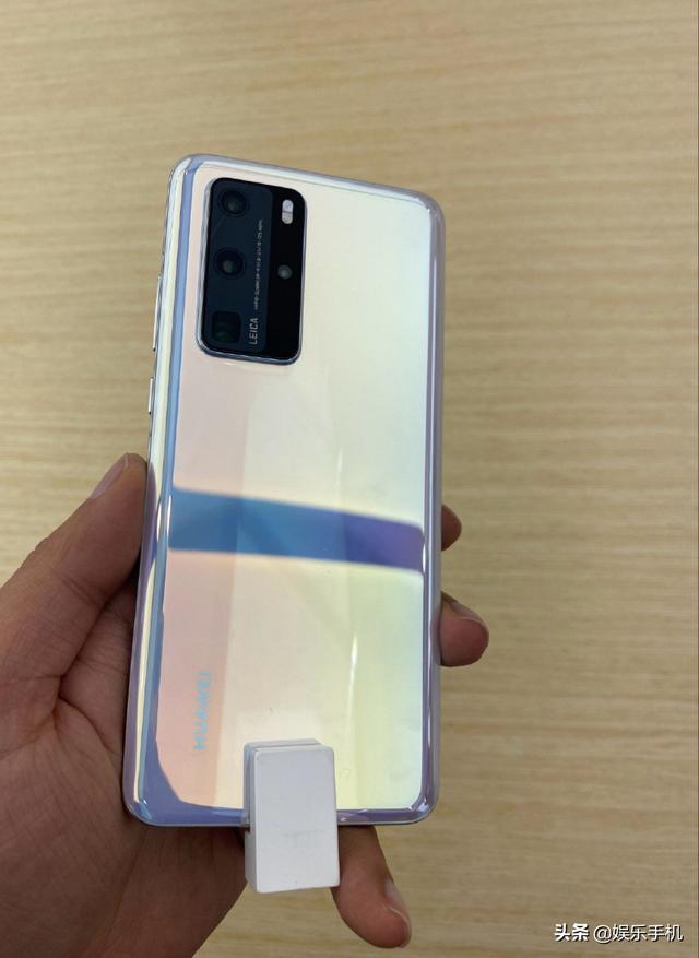 余承东：120Hz耗电，小开孔是我们两年前的技术水平