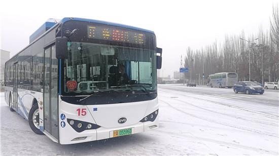 响应新能源车战略 西吉首投比亚迪纯电动公交车