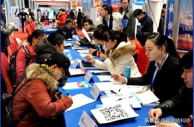 苹果公司遭受巨额罚款，富士康被迫停止招工，打工者的苦日子来了