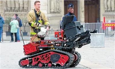 消防机器人、空气监测仪……新科技如何保障消防救援人员的安全？