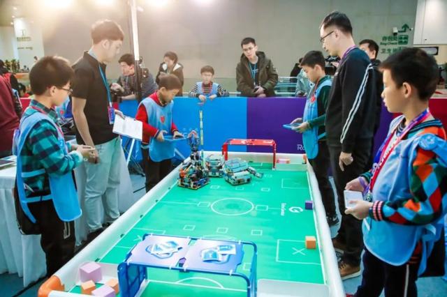13岁男孩从菜鸟到机器人大赛冠军，我被他造的机器人惊到了！