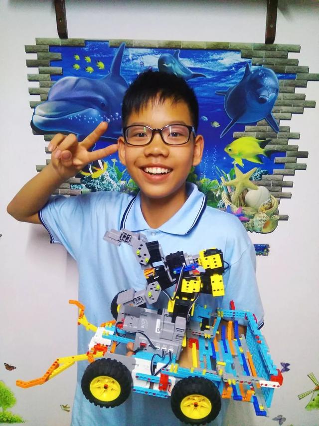 13岁男孩从菜鸟到机器人大赛冠军，我被他造的机器人惊到了！