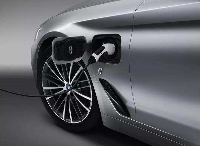 叫价50万，却成为了最畅销的插混轿车，宝马5系新能源什么来头？