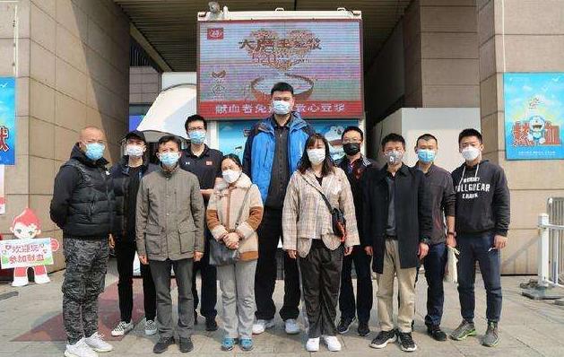 姚明戴口罩出席5G会议，口罩有点小了，画风与旁人有些不同