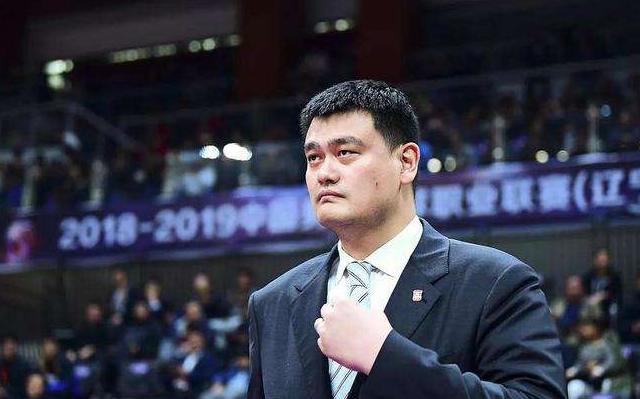 姚明戴口罩出席5G会议，口罩有点小了，画风与旁人有些不同