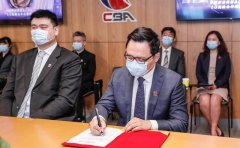 姚明戴口罩出席5G会议，口罩有点小了，画风与旁人有些不同