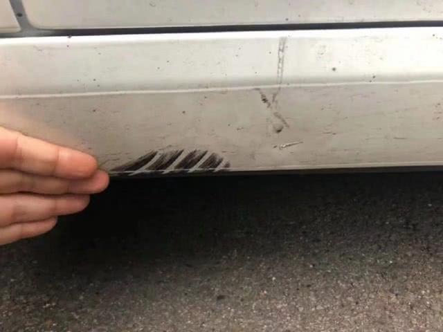 小孩骑自行车撞到特斯拉，交警举动惹笑众人，网友：认真的吗？