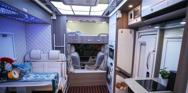 吉利研发续航500公里的新能源房车，设备比较完善，可住一家6口