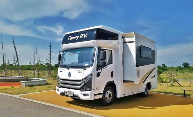 吉利研发续航500公里的新能源房车，设备比较完善，可住一家6口