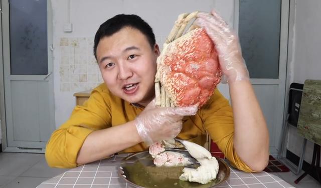 男子上拼多多买“皇帝蟹”，20斤花1500元，掰开后：钱白花了！