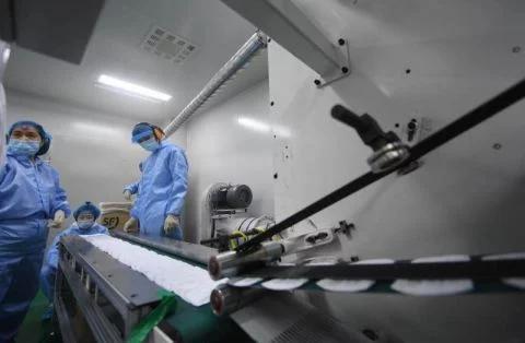 “国内第一台高速口罩生产设备”一天可产50万只口罩，中国制造牛