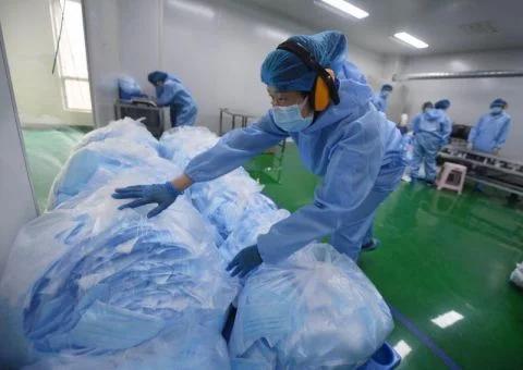 “国内第一台高速口罩生产设备”一天可产50万只口罩，中国制造牛