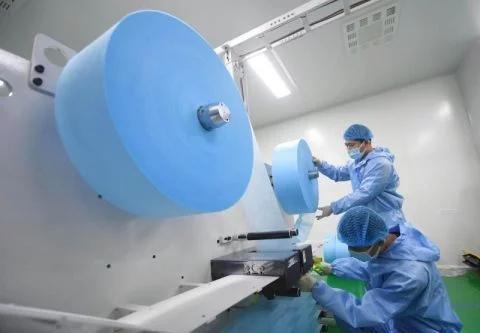 “国内第一台高速口罩生产设备”一天可产50万只口罩，中国制造牛