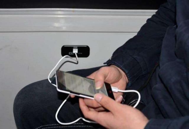 如果充电器“一夜不拔”，手机电池受得了吗？网友：你咋不早说！