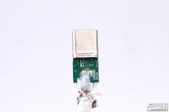 华为MagicPower 8A超大电流数据线内部这样设计，5A线都得靠边站