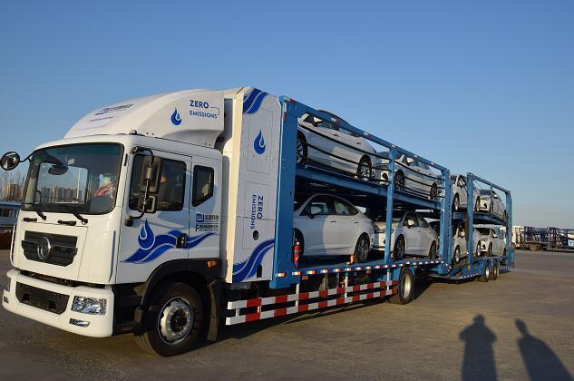 大连自贸片区研发生产出世界首款燃料电池重型轿车运输车