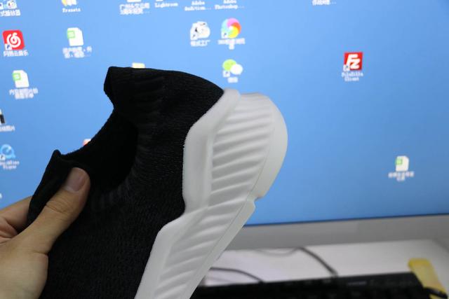 小米“抗香港脚”神器，除臭因子，4级防水，网友喊话李宁：加油