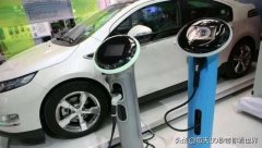 雨天遇见一辆特斯拉，远看很奇怪，车主在车里“泡澡”