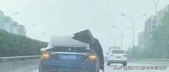 雨天遇见一辆特斯拉，远看很奇怪，车主在车里“泡澡”