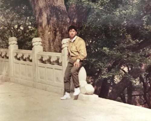 富豪功成名就，回乡每人发一万元，村民们是这样评论的