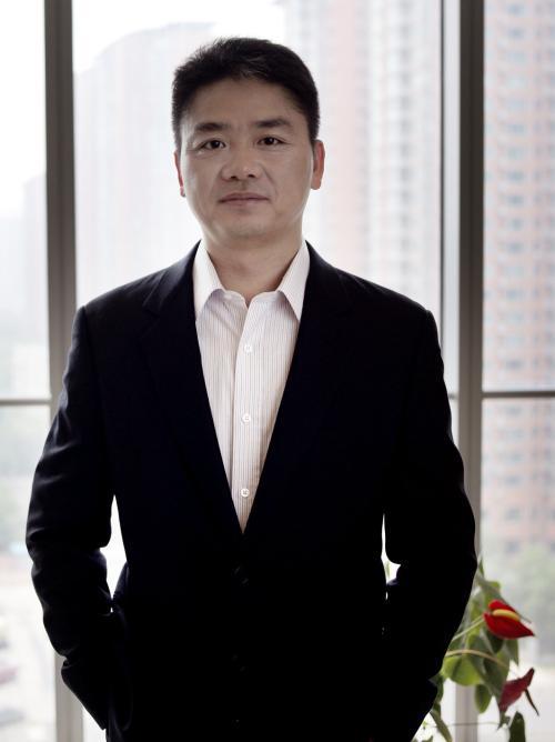 富豪功成名就，回乡每人发一万元，村民们是这样评论的