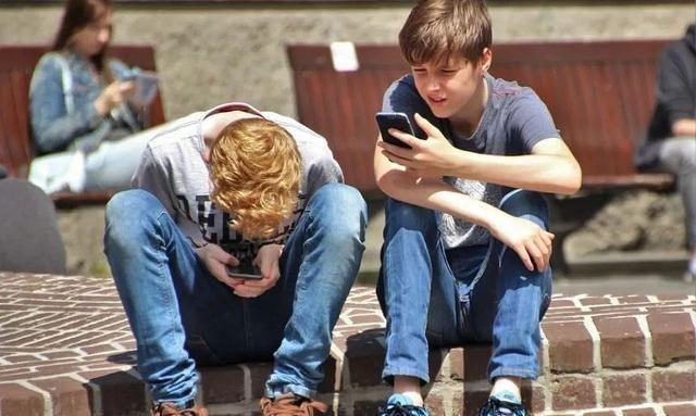 苹果再现漏洞，手机变成监听器？竟是为14岁小朋友玩游戏时发现的