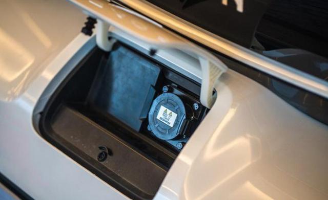 将上市的E300，配隐藏式门把手、全液晶仪表盘，可选2、3、4座