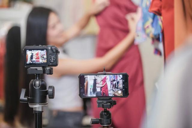 拼多多、百度、虎牙、斗鱼都入局了，谁是直播电商下一匹黑马？