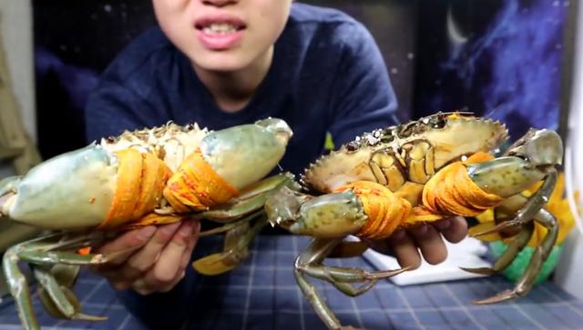小伙拼多多买“大青蟹”，2只花了300元，掰开后：这肉认真的？