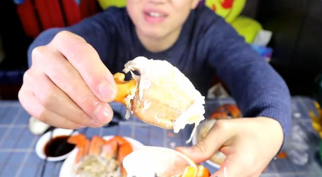 小伙拼多多买“大青蟹”，2只花了300元，掰开后：这肉认真的？