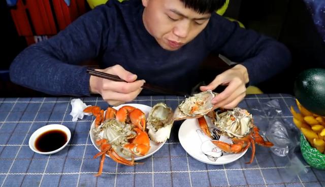 小伙拼多多买“大青蟹”，2只花了300元，掰开后：这肉认真的？