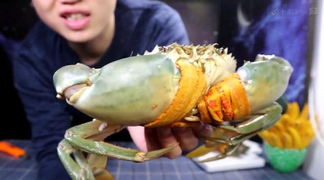 小伙拼多多买“大青蟹”，2只花了300元，掰开后：这肉认真的？