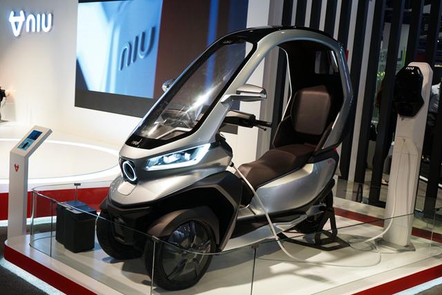 小牛电动倒三轮，带顶棚，可实现自动驾驶，最大续航200公里