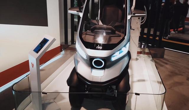 小牛电动倒三轮，带顶棚，可实现自动驾驶，最大续航200公里