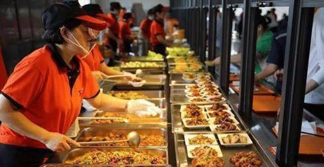 继阿里巴巴之后，富士康也晒食堂“饭菜”，网友：谁还愿意工作？