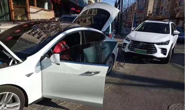 特斯拉没电抛锚，4S店竟派辆比亚迪前来支援，网友：这广告值百万