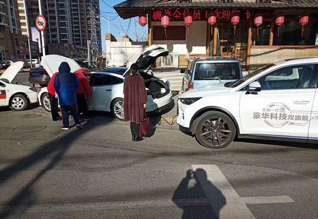特斯拉没电抛锚，4S店竟派辆比亚迪前来支援，网友：这广告值百万