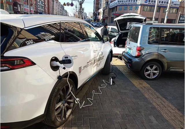 特斯拉没电抛锚，4S店竟派辆比亚迪前来支援，网友：这广告值百万