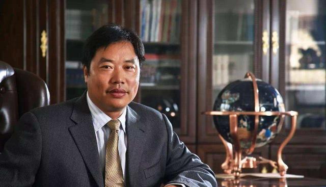 他妹夫去世，接手公司，不但做成“快递老大”，还赚来百亿身家