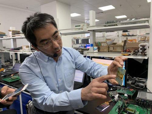 中国科技传来2大捷报，一周内光刻机和操作系统成功打破技术封锁