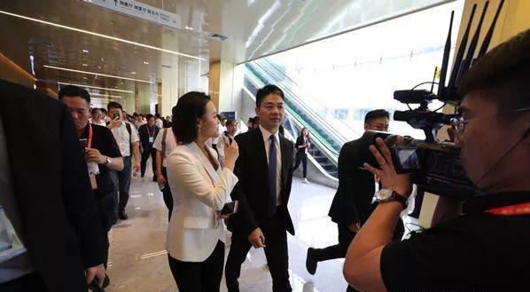 刘强东再上热搜头条，但这个白手起家的枭雄人物变得“低调”了